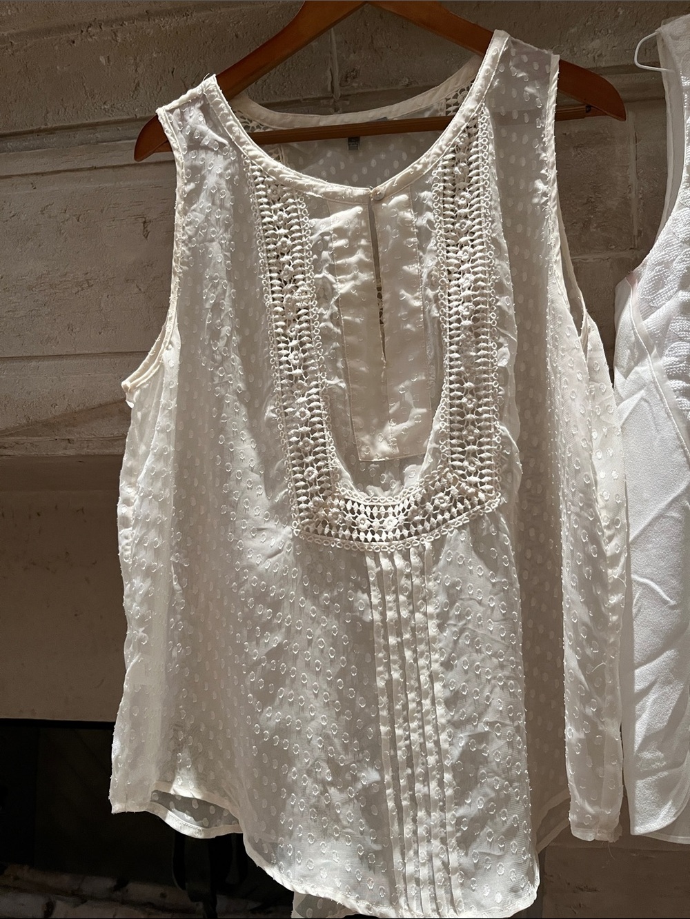 Daniel Rainn White Crochet Trim Sleeveless Camisole